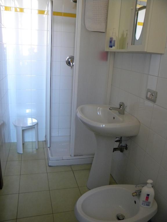 Le Petit Fleur Otel Bareggio Oda fotoğraf
